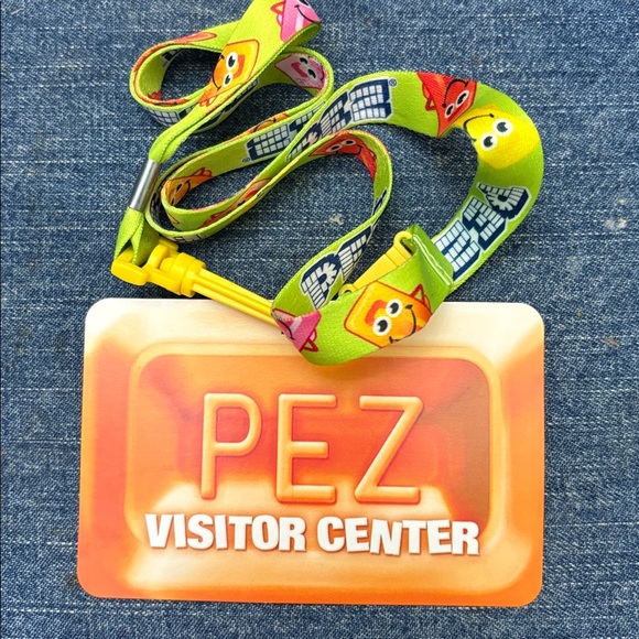 PEZ Bundle Santa and Daffy Duck Dispenser and PEZ lanyard - Picture 7 of 8